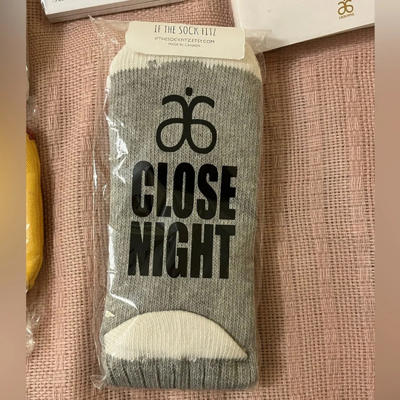 Lot of new Arbonne branded bags, note cards and socks - Picture 4 of 7